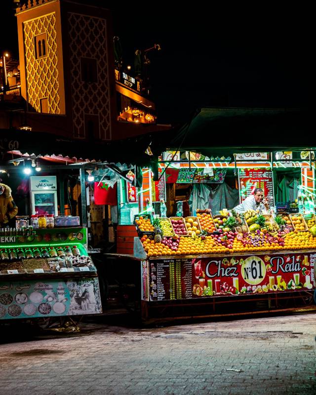 Stand de jus d'orange illuminé le soir sur la place Jemaa el-Fna, à Marrakech