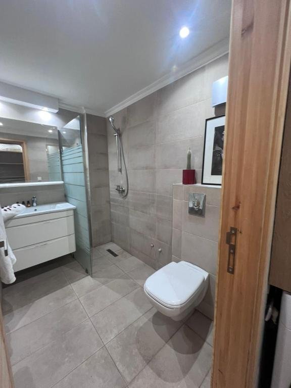 Salle de bains moderne avec douche, appartement à Guéliz, Marrakech