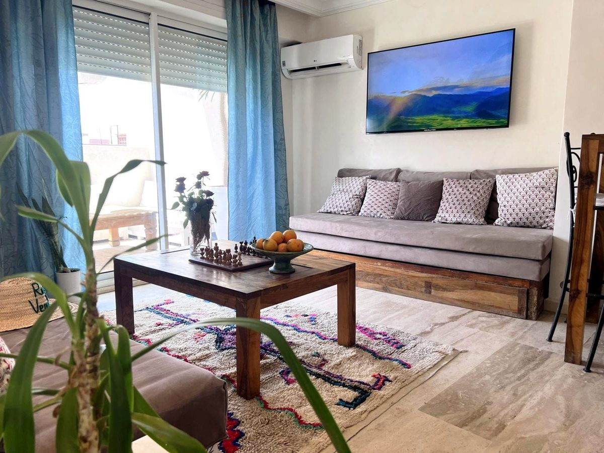 Salon avec grand écran TV, appartement à Guéliz, Marrakech