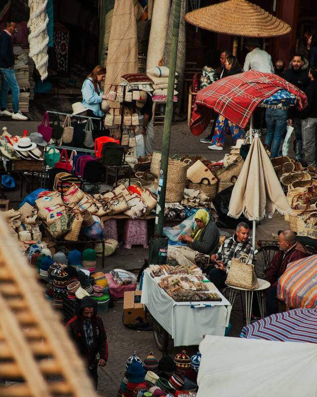 Paniers, chapeaux et artisanat dans un souk de la médina de Marrakech