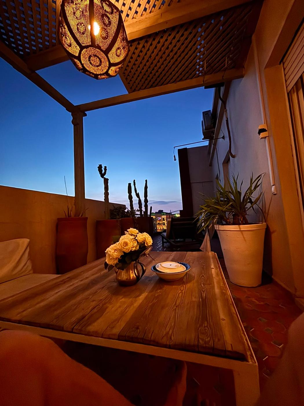 Terrasse privée illuminée le soir, appartement à Guéliz, Marrakech